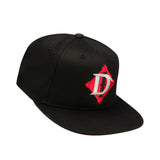 Diablo Unsterblich Schwarz Flatbill Snapback Hut - Rechte Seitenansicht mit Diablo Unsterblich Logo auf der Vorderseite der Hut