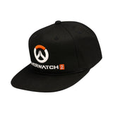 Overwatch 2 Schwarz Flatbill Snapback Hut - Linke Seitenansicht mit Overwatch 2 Logo auf der Vorderseite