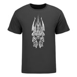 World of Warcraft Wrath of the Lich King Distressed Helm Grey T-camisa - Vista frontal con el diseño del yelmo
